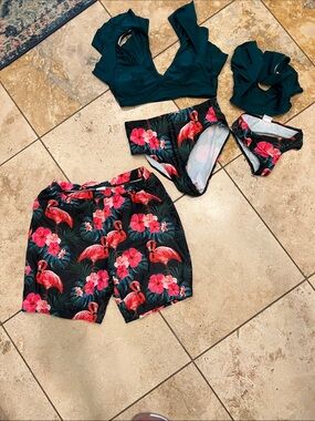 Family set swim Pat Pat Flamingo set
Kids4-5
Mom med
DadXL